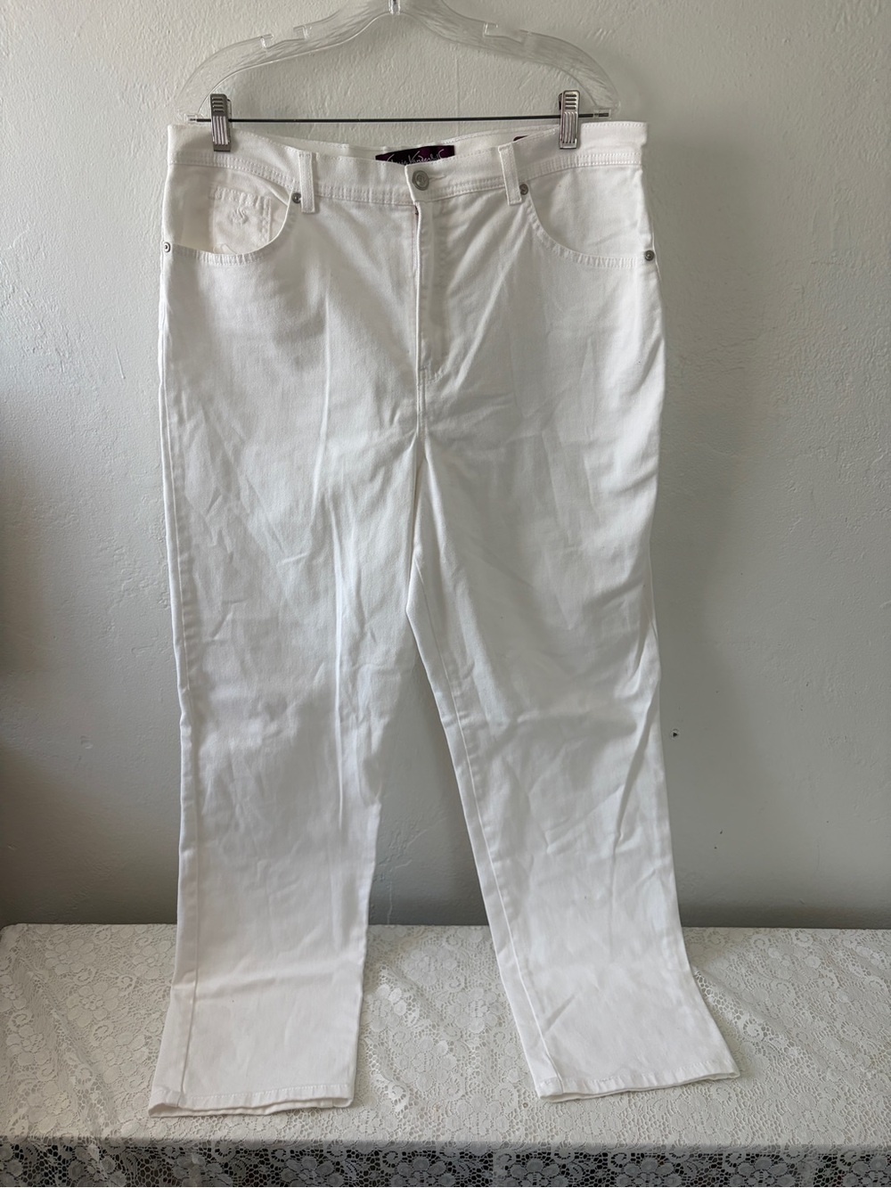 Gloria Vanderbilt White Straight Leg Jeans